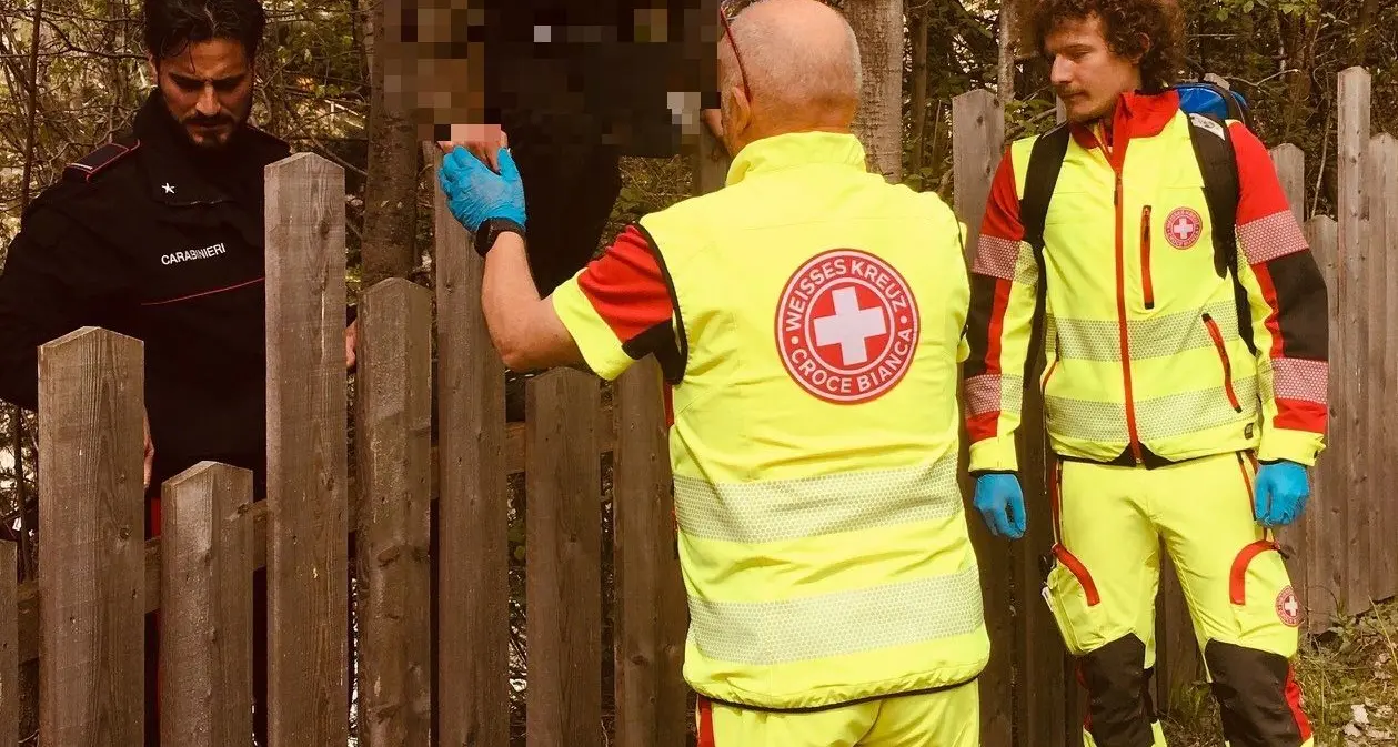 Brunico, giovane minaccia il suicidio: salvato nel bosco dal comandante dei carabinieri