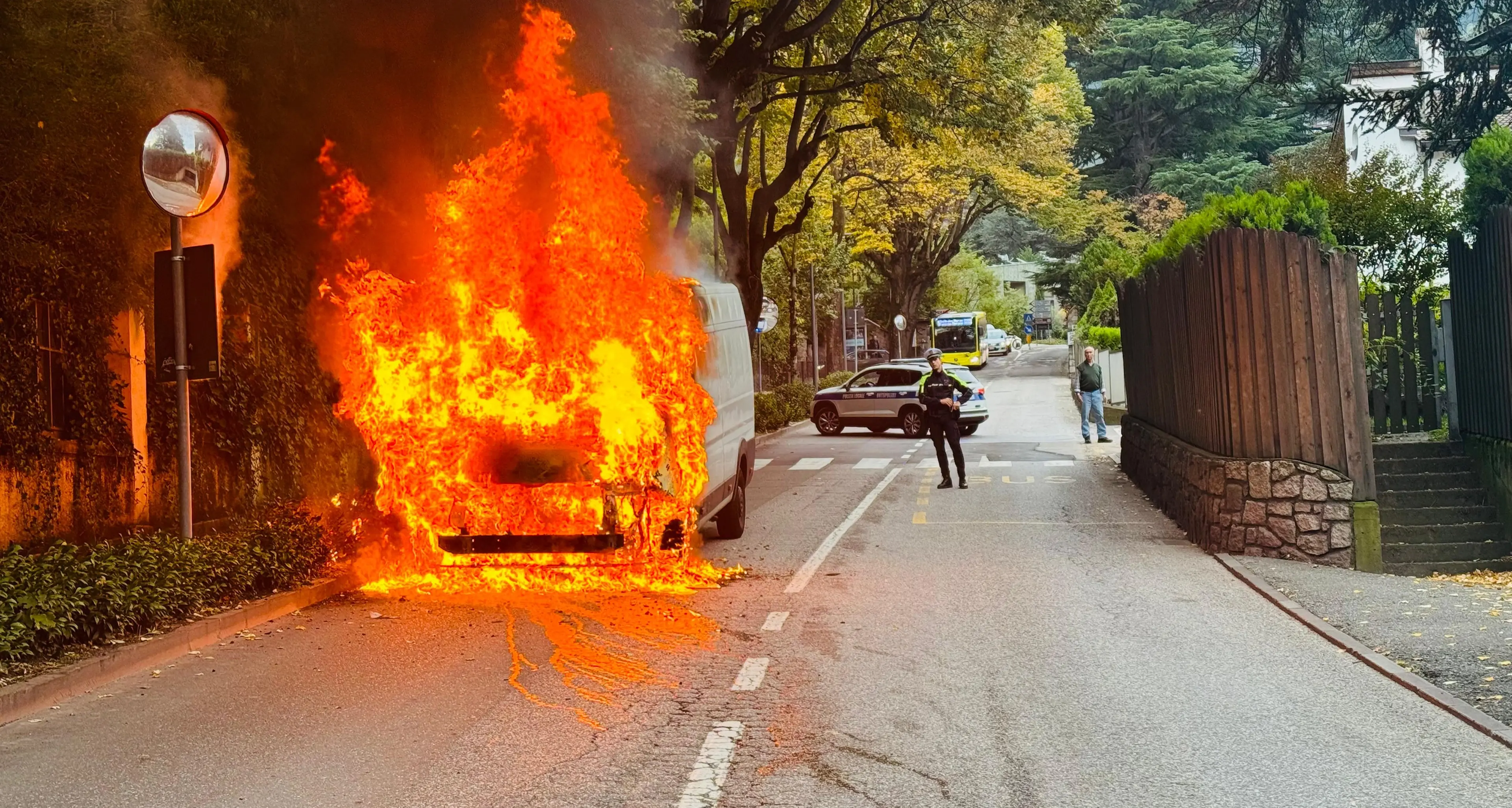 Merano, furgone divorato dalla fiamme in via Scena