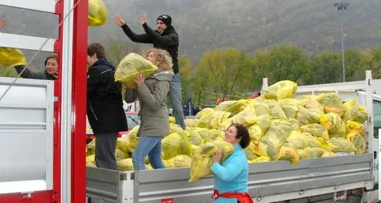 Raccolta di abiti usati, dopo l’addio di Caritas la competenza resta ai Comuni altoatesini: ogni anno prodotte quasi 3000 tonnellate di rifiuti tessili