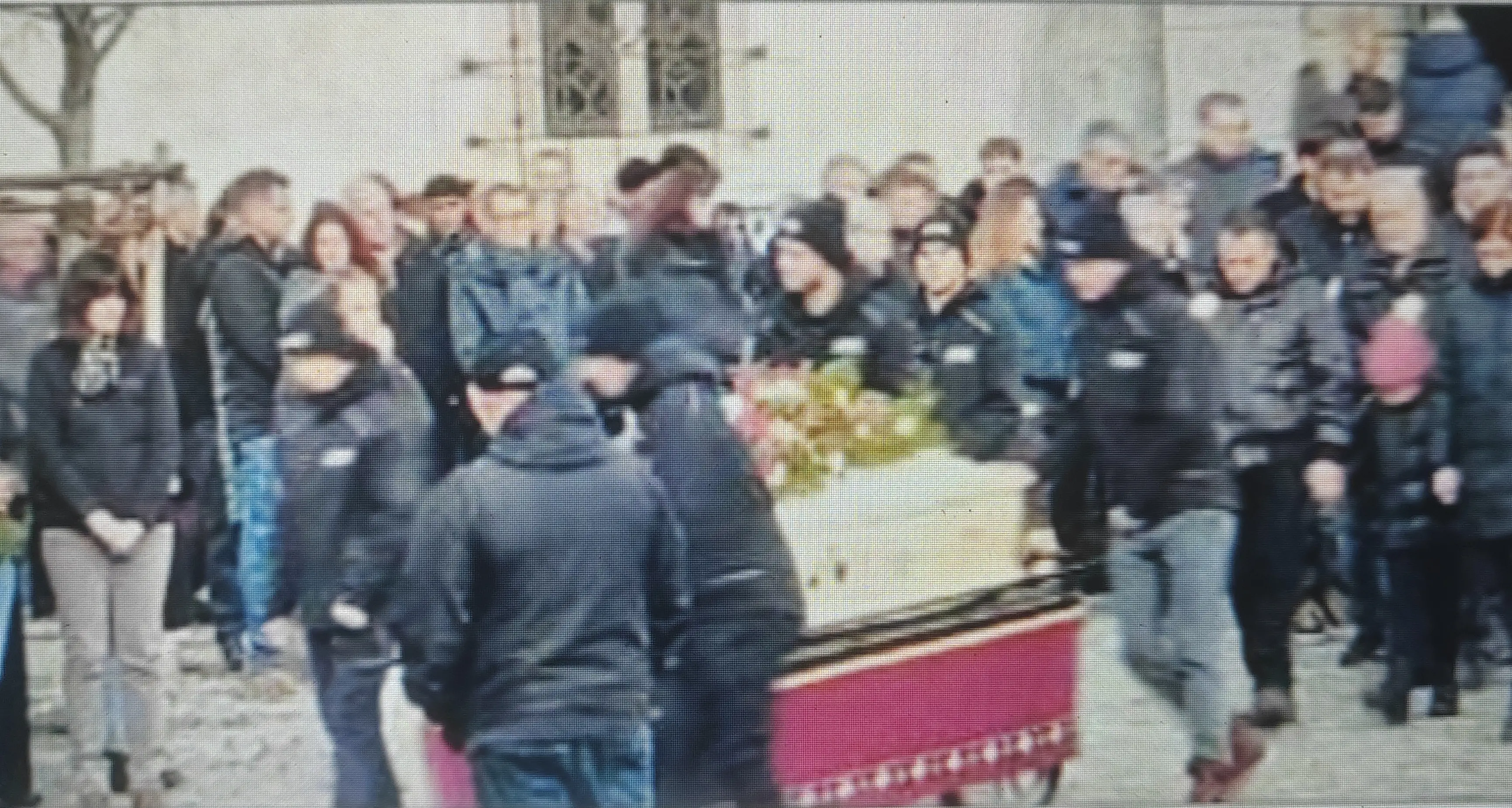 Una folla commossa per l'addio al piccolo Jan Adam