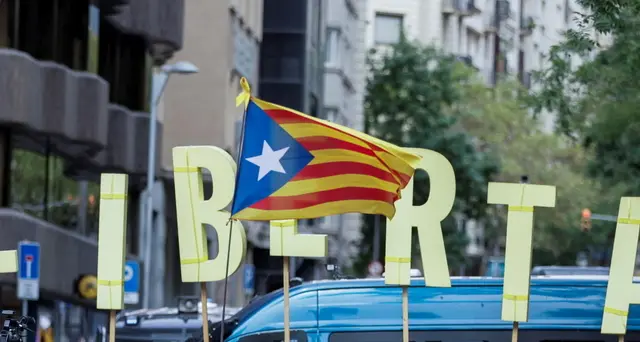 Puigdemont: protesta vicino al consolato italiano Barcellona