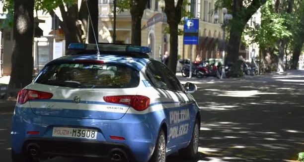 Insegnante arrestata, in auto un etto di cocaina: a casa pasticche, eroina e hashish