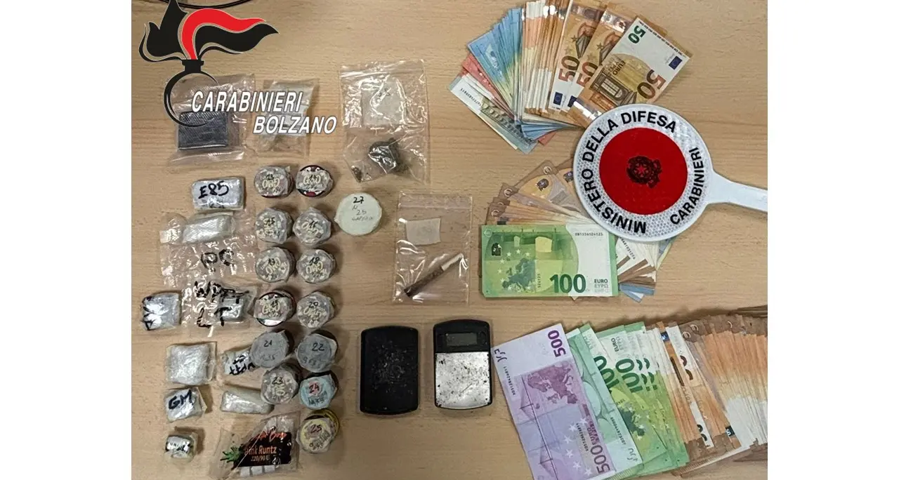 Bolzano, droga e 13mila euro in un appartamento in centro: giovane in manette