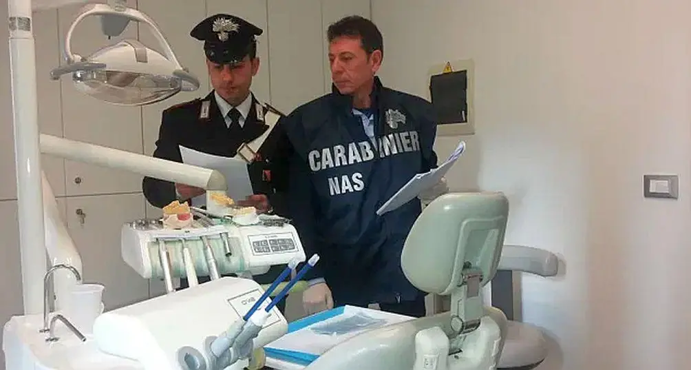 I Nas in due studi dentistici bolzanini. Gli igienisti dentali: «Basta abusivi»