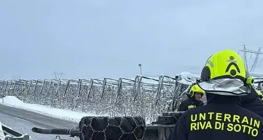 Auto contro trattore spazzaneve a Riva di Sotto, un ferito