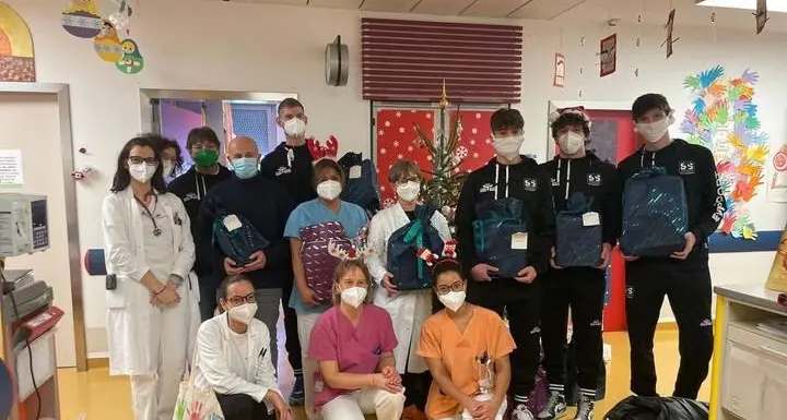 La sorpresa dei pallavolisti di STS Volley ai bambini del reparto di pediatria di Bolzano