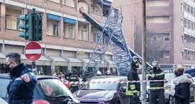 Gru cade su un palazzo a Torino, un morto e diversi feriti