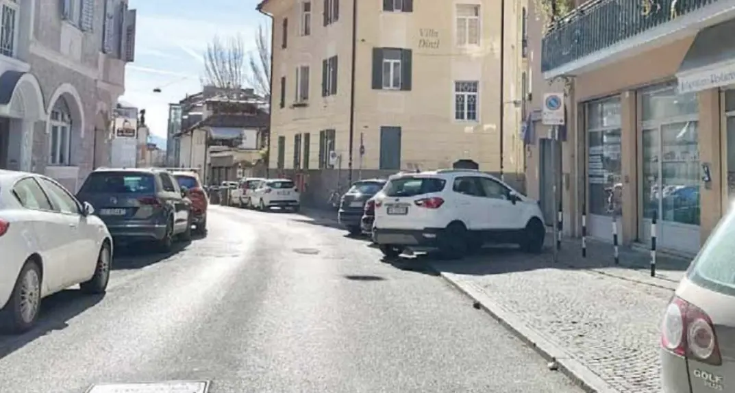 Lite a manganellate per un parcheggio: il ferito portato in ospedale in condizioni serie
