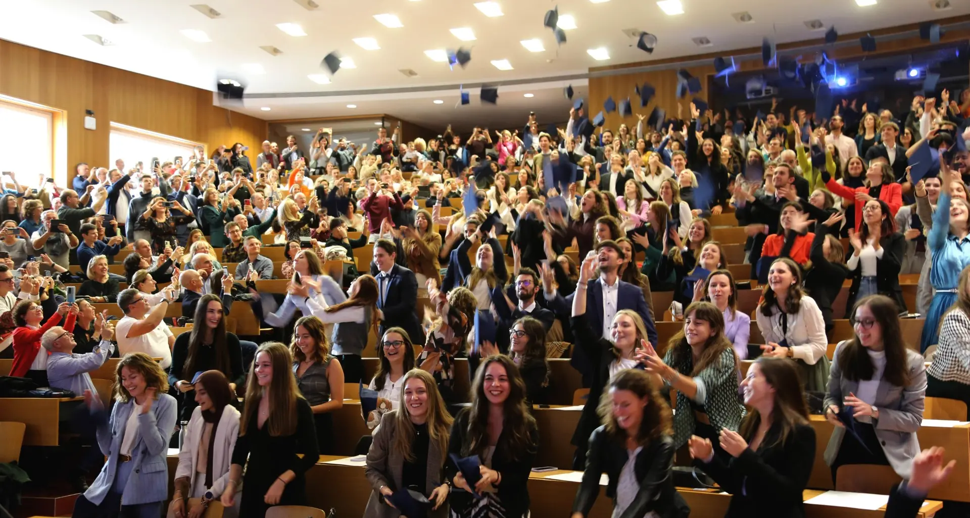 Lancio del tocco in Aula Magna. Cerimonia di consegna dei diplomi per 317 studenti nel campus di Bolzano