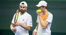 Sconfitto il doppio Sinner - Bolelli, Slovacchia avanti sull’Italia in Coppa Davis