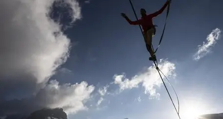 Precipita dalla slackline per 8 metri in val Gardena, è grave