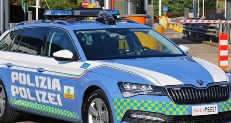 Rapina in corso al supermercato: un ragazzo disabile si sente male e si accascia al suolo