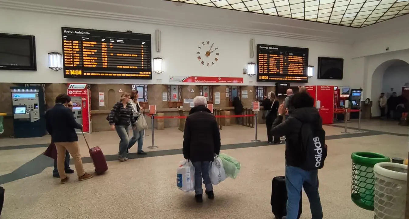 Degrado alla stazione ferroviaria. Indignati turisti e bolzanini