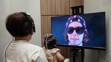I neonati sincronizzano le onde cerebrali con il contatto visivo