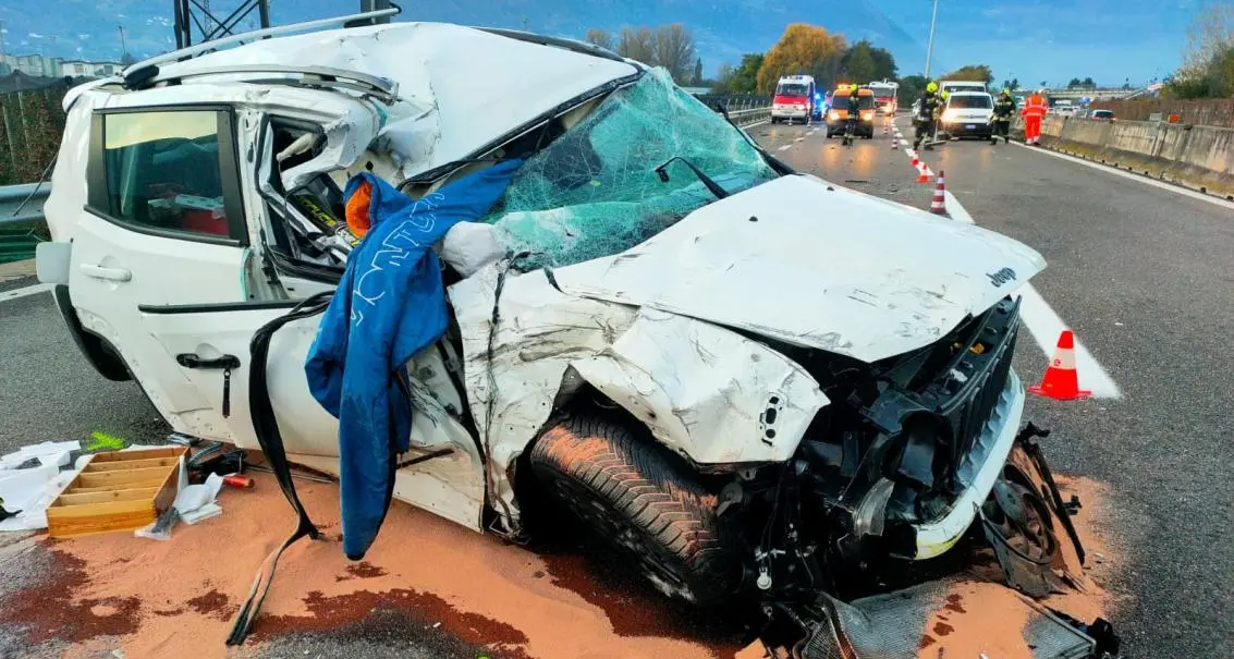 MeBo, auto si ribalta dopo scontro con camion: un ferito grave a Lana