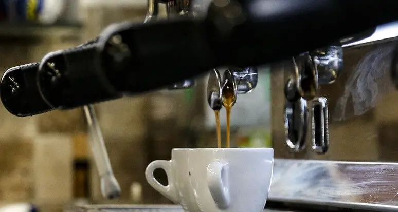 Dentro la tazzina del caffè: «Vi spieghiamo perché costa così»