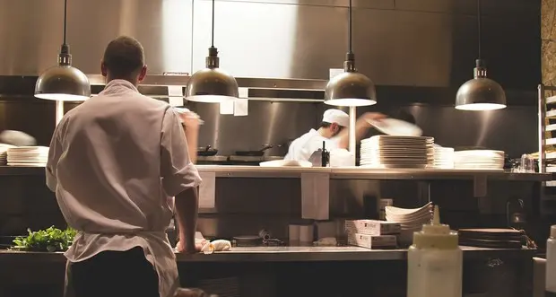 Bolzano, cuoco rubava cibo dalla scuola: lo usava poi nel locale della moglie