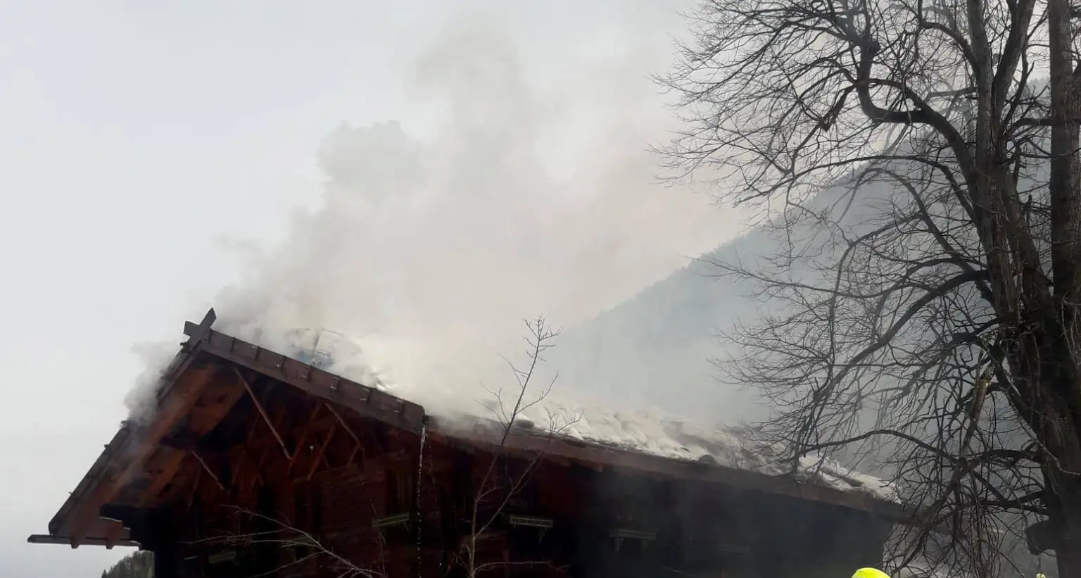 Casa in fiamme in val d’Ultimo