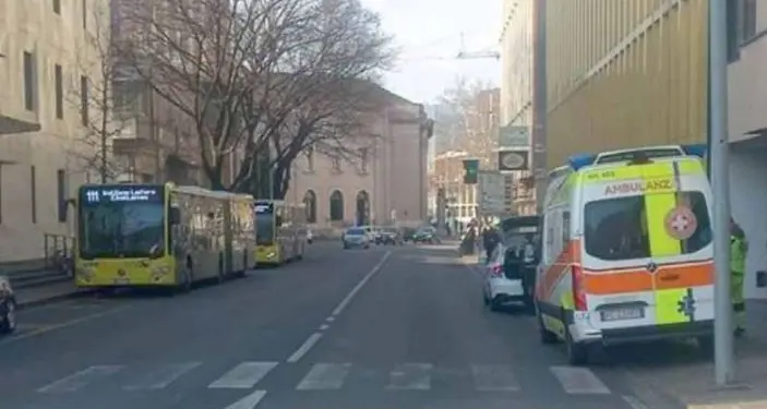 Tragedia sfiorata a Bolzano: anziana investe una ragazza sulle strisce e scappa