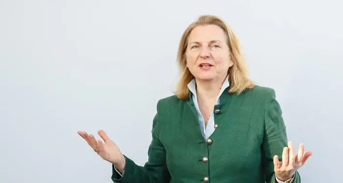 Kneissl, l’ex ministra austriaca amica Putin: «Io profuga politica»