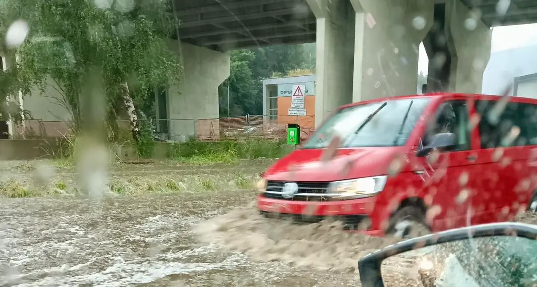 Temporali sull’Alto Adige dopo il caldo: strade come fiumi a Vipiteno