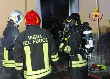 Incendio in uno scantinato a Bologna, soccorsi anche due bambini