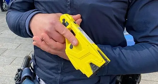 Svolta sicurezza a Bolzano: arrivano i Taser per la Polizia Locale