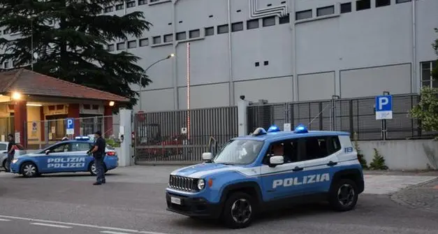 Merano, vuole gettarsi dal balcone: i poliziotti la convincono a desistere