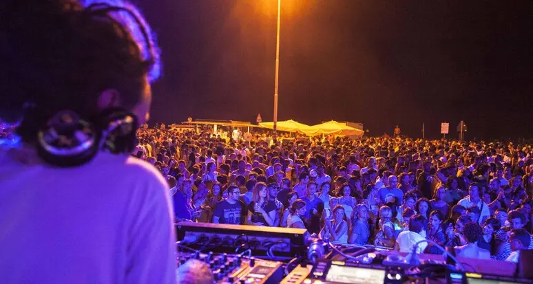 Faceva il deejay, ma era sconosciuto al fisco e aveva evaso oltre 143 mila euro: incastrato dai social