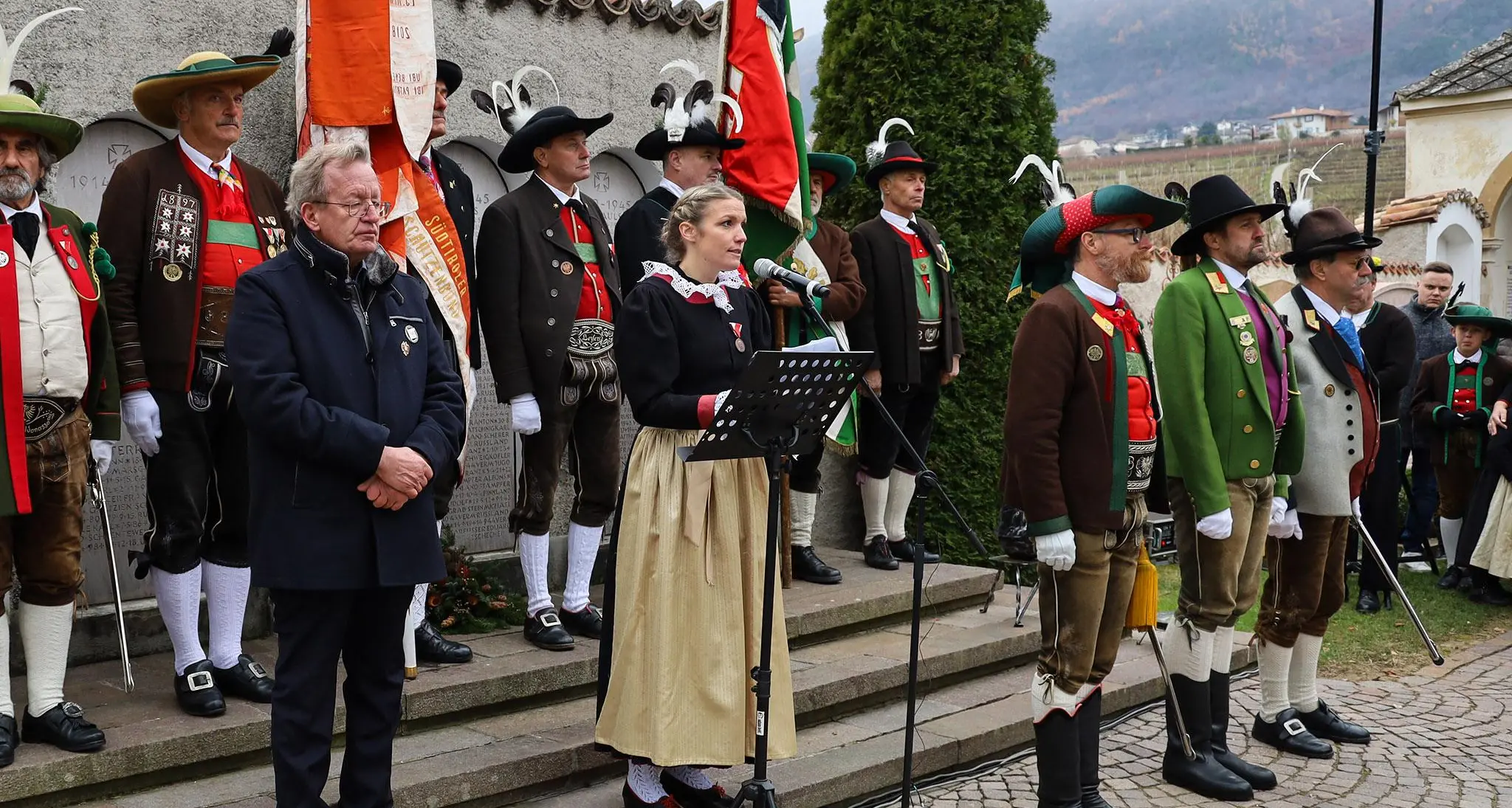 Virata a destra, la Svp perde i pezzi