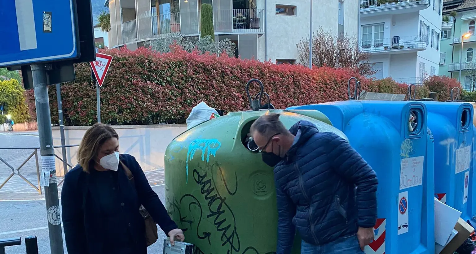 Rifiuti abbandonati a Bolzano: il sopralluogo di buon mattino dell’assessora Chiara Rabini
