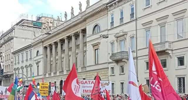 25 aprile: a Milano Letta contestato, 'servo della Nato'