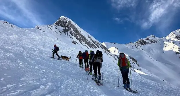 Impianti chiusi, in Trentino Alto Adige boom per scialpinismo e ciaspole: l’allerta del Cai e di Dolomiti Superski