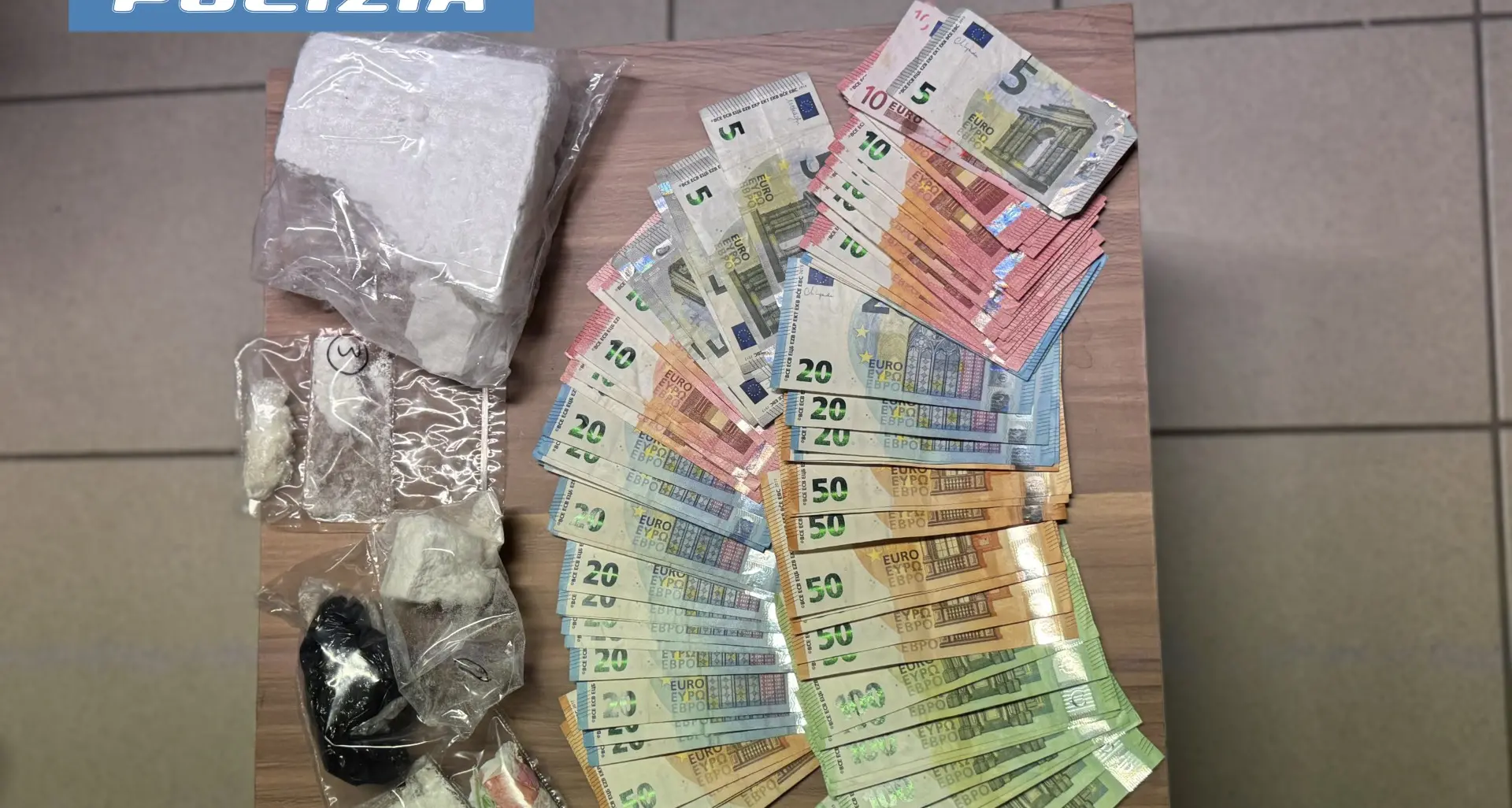 Bolzano, nascondeva mezzo chilo di cocaina nel cuscino: arrestato spacciatore nella zona Europa