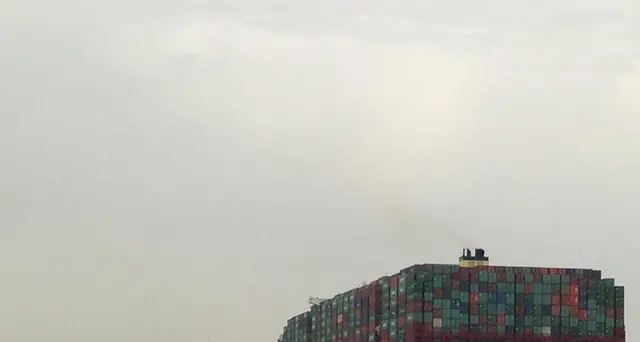 Egitto: cargo arenato blocca il canale di Suez