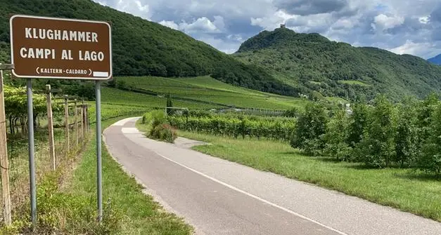 Cade in bici a Caldaro, ferito un 66enne