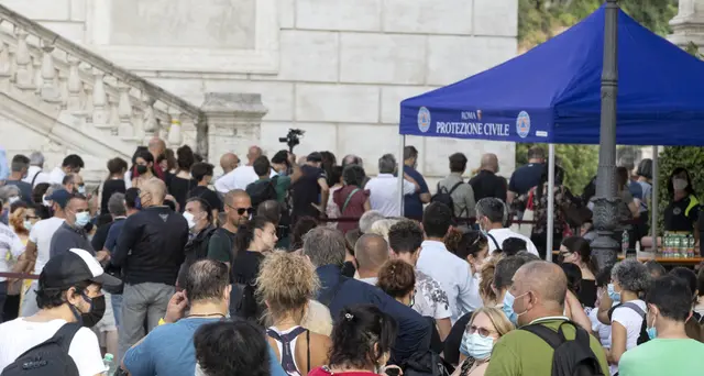 Carrà: lunga fila e commozione alla camera ardente