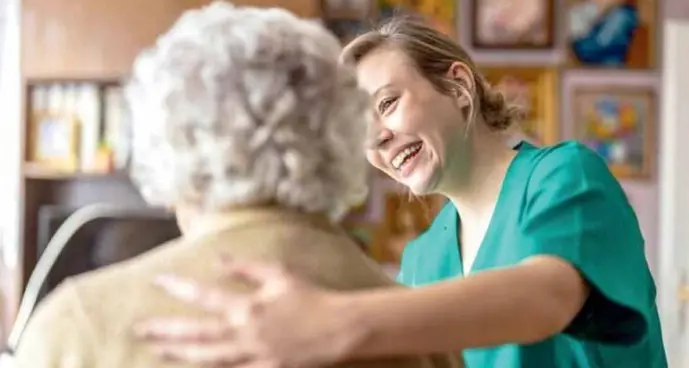 Anziani e famiglie in difficoltà: potenziata l'assistenza in casa