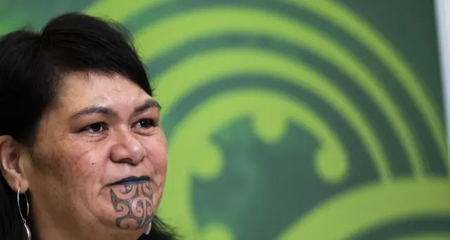 Nuova Zelanda: prima giornalista conduce tg con tatuaggio Maori