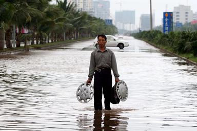 Shanghai allagata per il tifone Dolphin, cancellati quasi mille voli