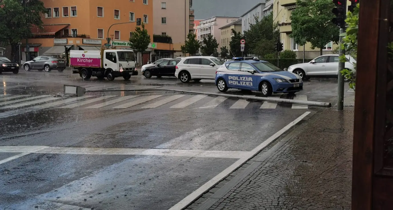 Bolzano, il vento abbatte un lampione