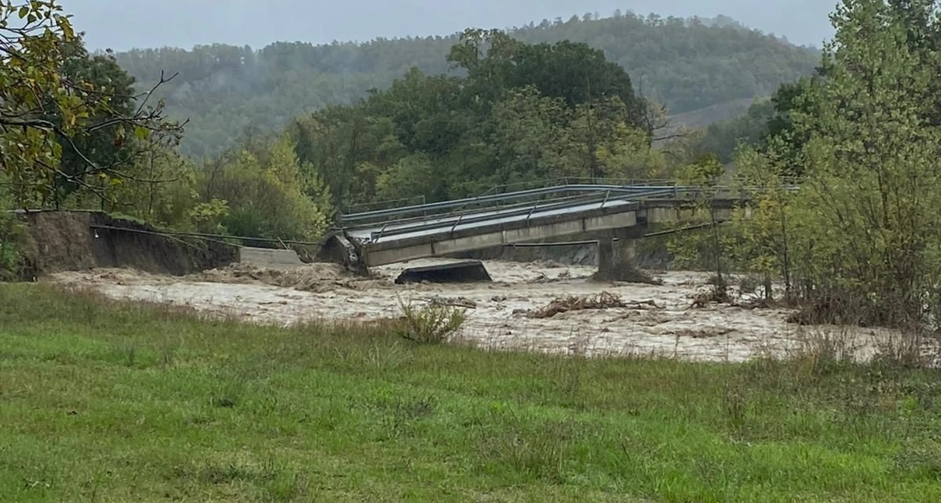 ++ Maltempo:crollo parziale di un ponte sul Taro nel Parmense ++