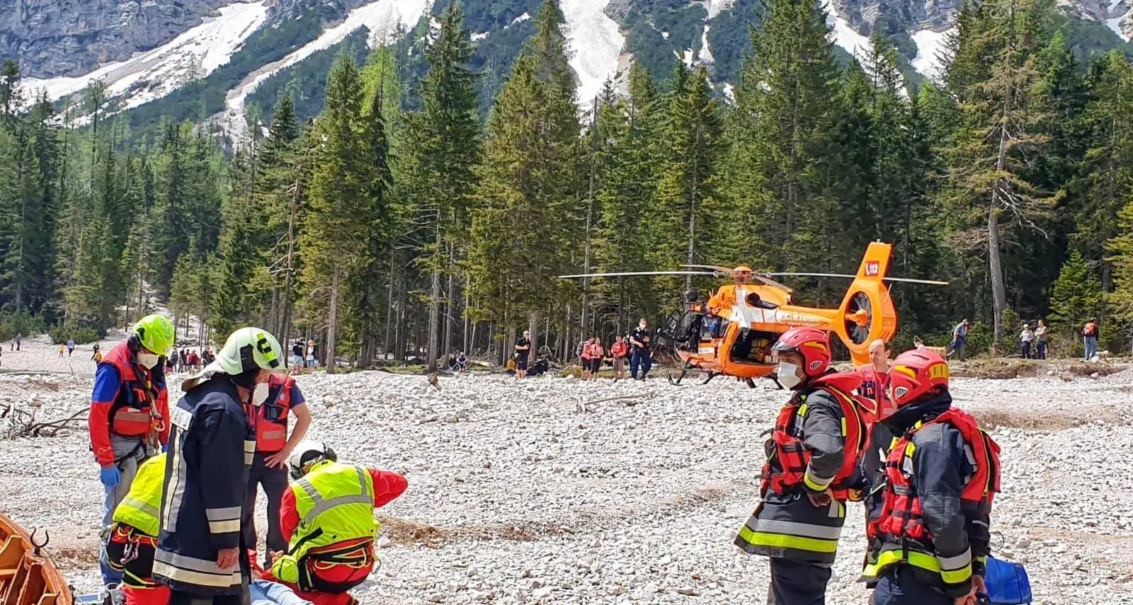 Lago di Braies, colto da malore in barca: soccorso dall’elicottero