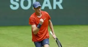 Jannik Sinner in campo contro il tesesco Struff: si gioca il primo set