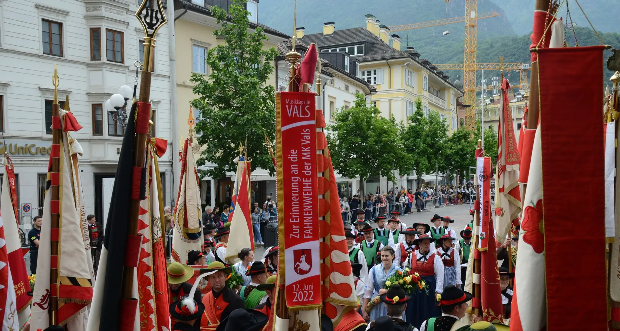Bolzano, capitano degli Schützen rapinato di 10 mila euro da due incappucciati dopo la festa delle bande