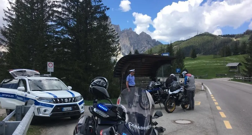 Domenica di controlli sui passi Gardena e Campolongo, multata una moto su tre