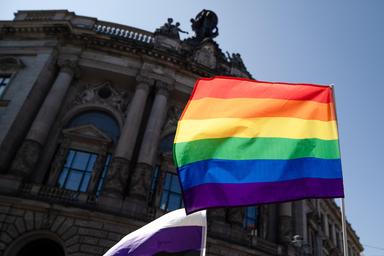 Furgone a Berlino investe persone durante manifestazione nel parco Tiergarten di sera, immagine di approfondimento