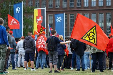Tagli al management in Volkswagen, 'via un quarto dei posti'