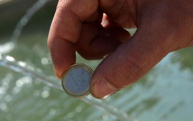 L'euro scivola sul dollaro, timori contagio dalla Francia e rally rendimenti dei bond
