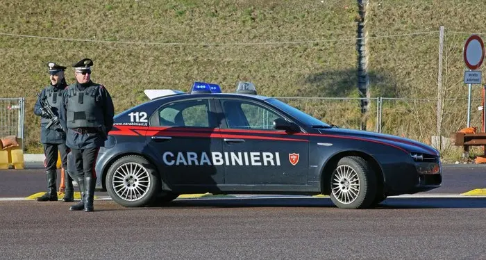 Aggredisce i carabinieri con moto rubata, arrestato